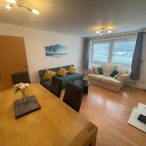 Spacious Near Heathrow With Allocated Parking Apartment Uxbridge